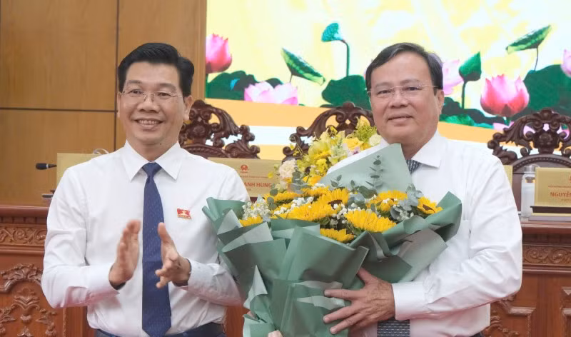 Chủ tịch Hội đồng nhân dân tỉnh Tây Ninh trao hoa chúc mừng đồng chí Lê Văn Hẳn làm Chủ tịch Ủy ban nhân dân tỉnh Tây Ninh.