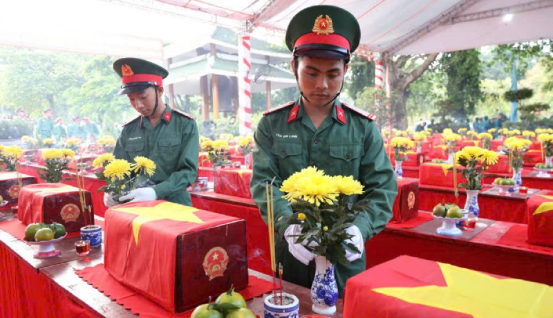 Các chiến sĩ cắm hoa, hương cho các Anh hùng liệt sĩ vừa được quy tập về với đất mẹ. 