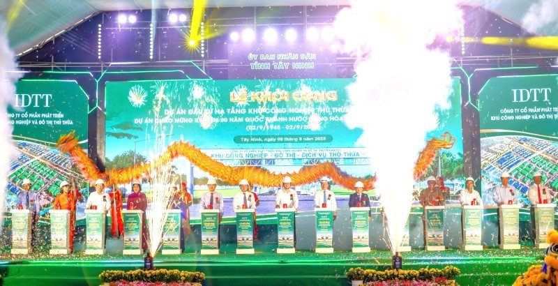 Lãnh đạo, nguyên lãnh đạo Trung ương và tỉnh qua các thời kỳ ấn nút khởi công khu công nghiệp.