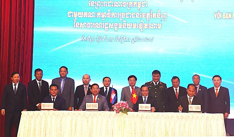 Lãnh đạo tỉnh Tây Ninh và các tỉnh Svayrieng, Prayveng, TboungKhmum chứng kiến lễ ký kết biên bản thỏa thuận giao thương biên mậu.