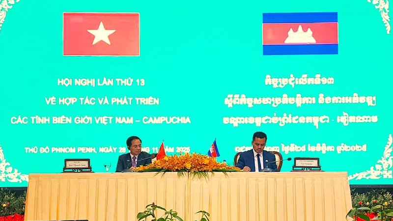 Phó Thủ tướng Chính phủ Việt Nam Bùi Thanh Sơn và Phó Thủ tướng Bộ trưởng Bộ Nội vụ Campuchia Sar Sokha, đồng chủ trì Hội nghị.