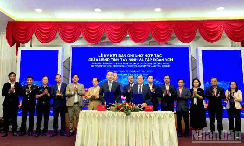 Phó Chủ tịch Ủy ban nhân tỉnh Tây Ninh Nguyễn Hồng Thanh (bên phải) trực tiếp ký kết bản ghi nhớ hợp tác với Chủ tịch điều hành tập đoàn YCH Robert Yap.