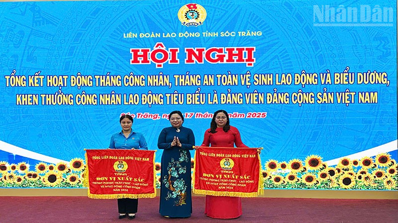 Phó Bí thư Thường trực Tỉnh ủy Sóc Trăng trao Cờ thi đua xuất sắc của Tổng Liên đoàn Lao động Việt Nam cho các đơn vị tiêu biểu.