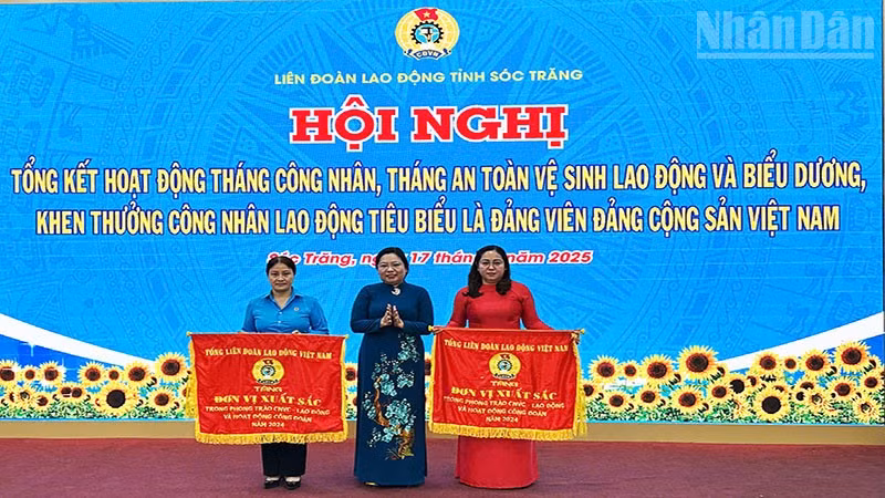 Phó Bí thư Thường trực Tỉnh ủy Sóc Trăng trao Cờ thi đua xuất sắc của Tổng Liên đoàn Lao động Việt Nam cho các đơn vị tiêu biểu.