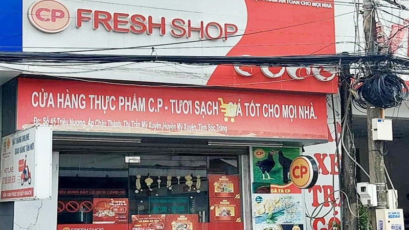 Một cửa hàng kinh doanh thực phẩm vi phạm giấy chứng nhận an toàn thực phẩm hết hạn.