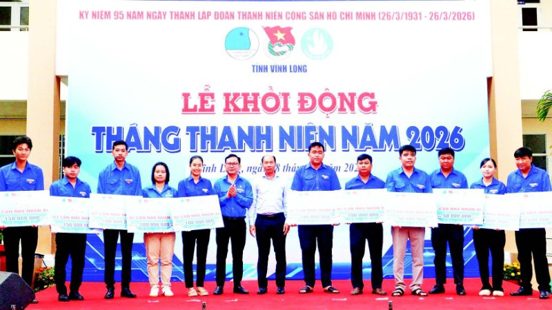 Tỉnh đoàn Vĩnh Long trao nhà nhân ái cho người dân.
