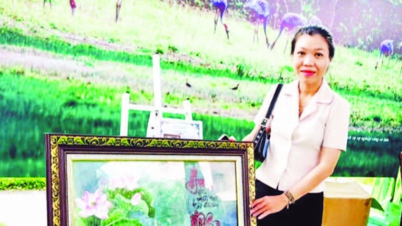 Chị Diệu Liên đam mê sáng tác tranh trên lá sen.