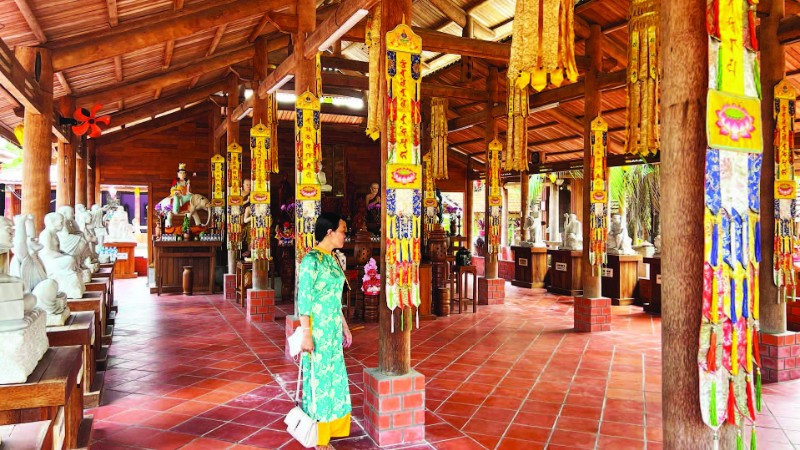 Chùa Long Quang được xây dựng từ gỗ cây dừa rất độc đáo.