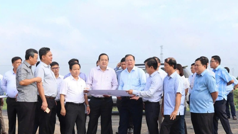Chủ tịch Ủy ban nhân dân tỉnh Tây Ninh Lê Văn Hẳn ( thứ 4 bên phải) cùng đoàn công tác khảo sát các công trình trọng điểm.