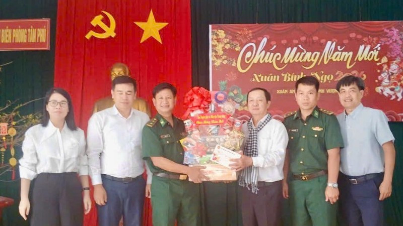 Đồng chí Huỳnh Thành Đạt, Phó Trưởng Ban Tuyên giáo và Dân vận Trung ương; đồng chí Thành Từ Dũ, Phó Trưởng Ban Tuyên giáo và Dân vận Tỉnh ủy Tây Ninh tặng quà cán bộ chiến sĩ Đồn Biên phòng Tân Phú.