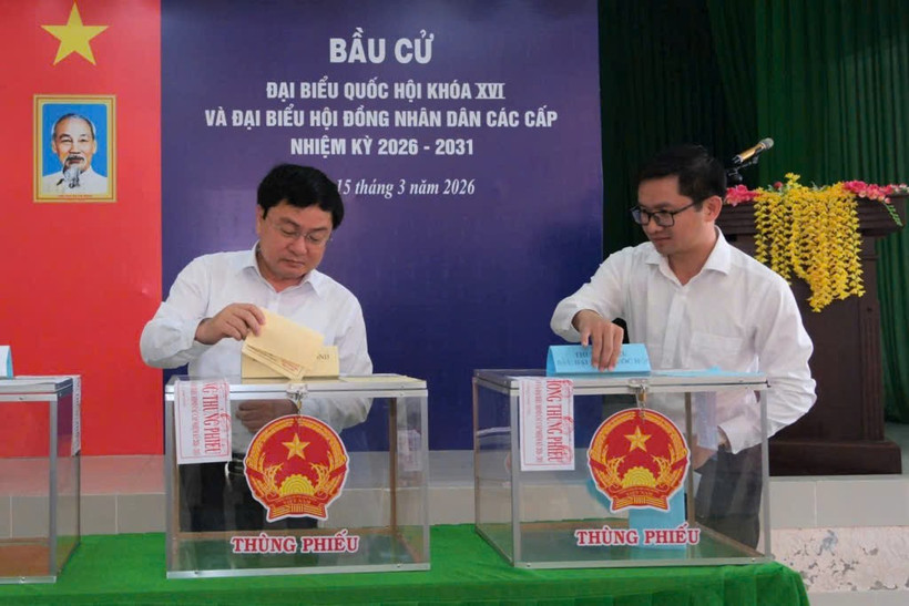 Ủy viên Trung ương Đảng, Bí thư Tỉnh ủy Nguyễn Văn Quyết bỏ phiếu tại Tổ bầu cử số 37, đơn vị bầu cử số 24, phường Long An.