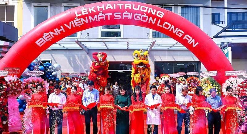 Lãnh đạo Sở Y tế Tây Ninh cùng lãnh đạo Bệnh viện Mắt Sài Gòn Long An cắt băng khánh thành.