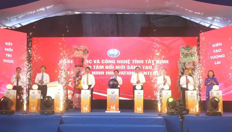 Lãnh đạo tỉnh Tây Ninh ấn nút khánh thành Trung tâm Đổi mới sáng tạo tỉnh trở thành đầu mối kết nối quan trọng của hệ sinh thái đổi mới sáng tạo trong khu vực và trên cả nước.