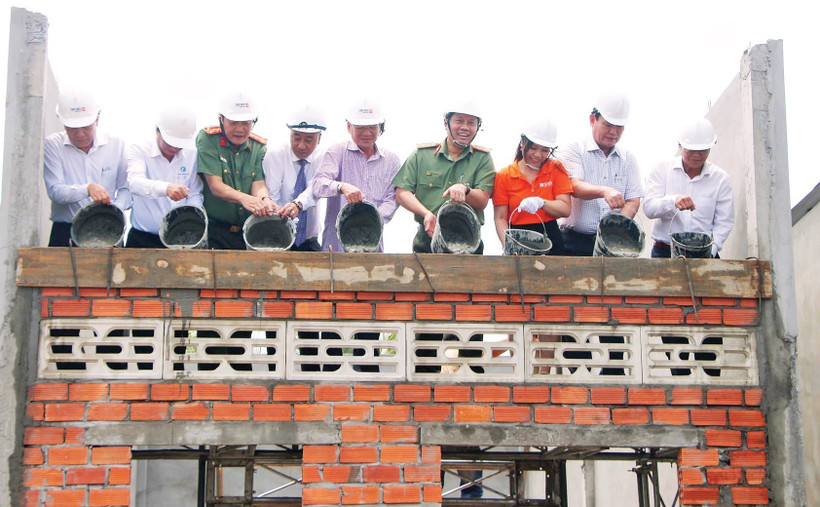 Lãnh đạo tỉnh Bạc Liêu và đại diện đơn vị tài trợ tại lễ khởi công xây dựng nhà đại đoàn kết ở địa phương.