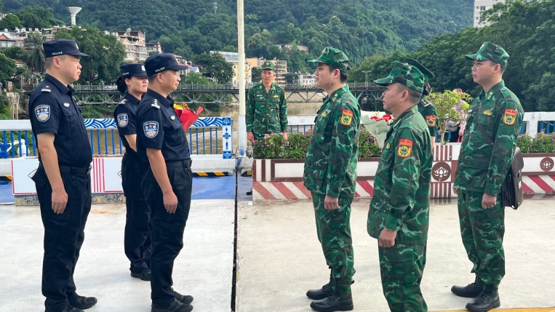 Bộ chỉ huy tuần tra liên hợp gặp gỡ trao đổi tại vạch phân định đường biên giới Cửa khẩu quốc tế Lào Cai.
