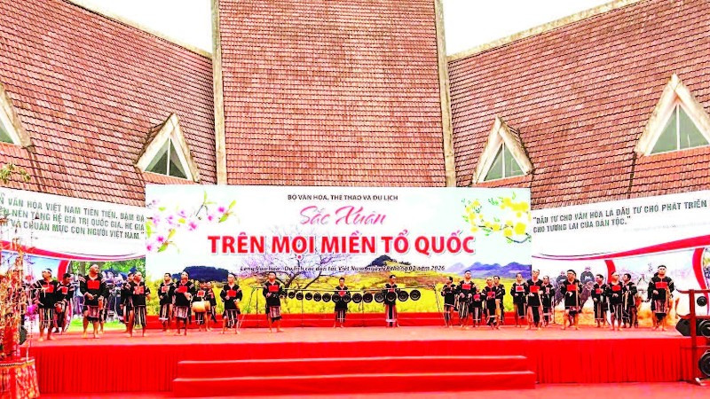 Đoàn nghệ nhân dân tộc Ê Đê tỉnh Đắk Lắk biểu diễn tại chương trình “Sắc xuân trên mọi miền Tổ quốc” tại Làng Văn hóa các dân tộc Việt Nam tháng 2/2026.