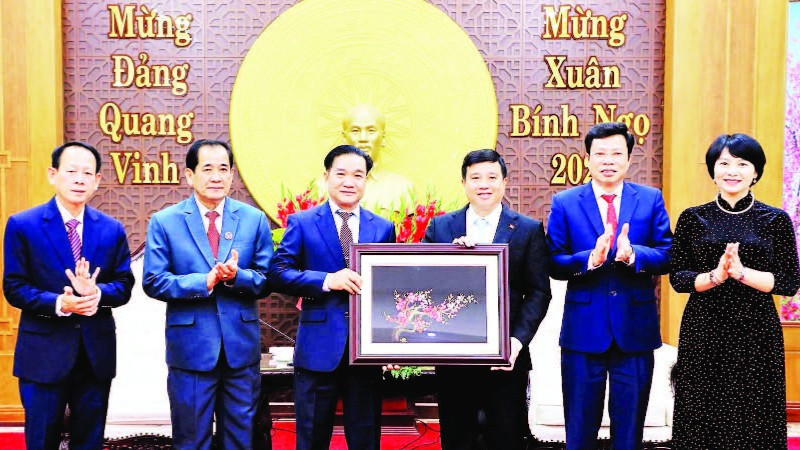 Thường trực Tỉnh ủy Lâm Đồng tặng quà lưu niệm lãnh đạo tỉnh Bolykhamxay.