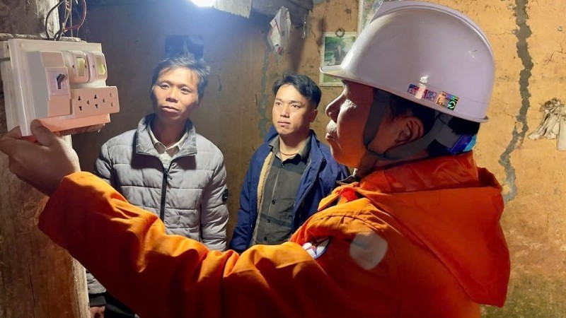 Sửa chữa điện cho hộ nghèo và gia đình chính sách tại xã Sín Chéng.