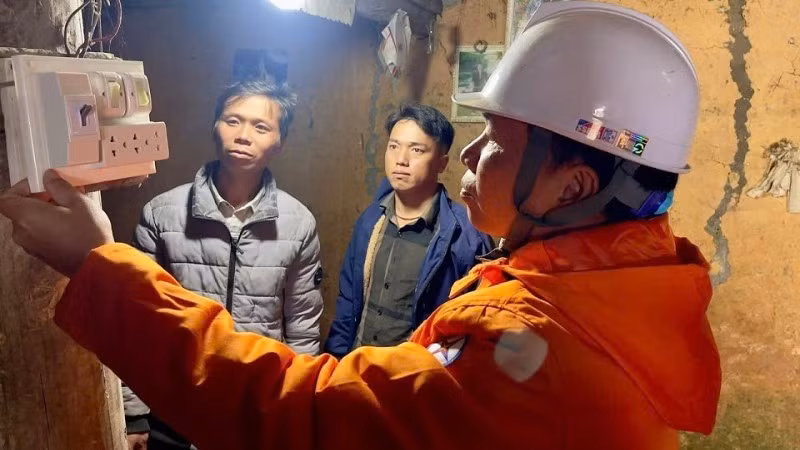 Sửa chữa điện cho hộ nghèo và gia đình chính sách tại xã Sín Chéng.