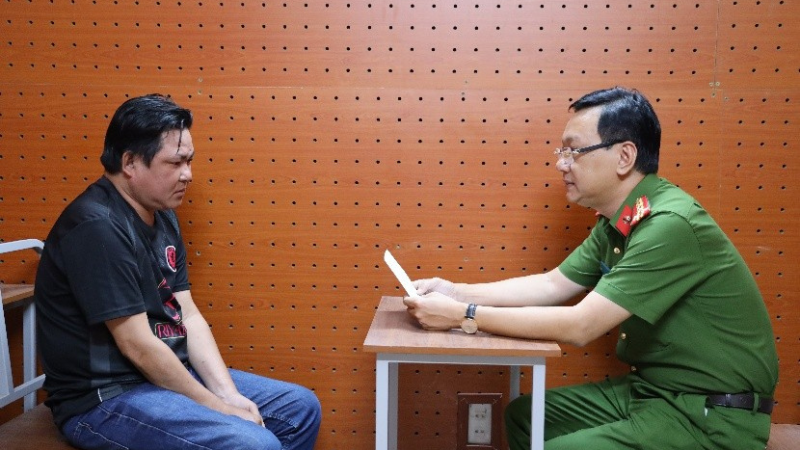 Công an Cần Thơ lấy lời khai đối tượng liên quan vụ án.