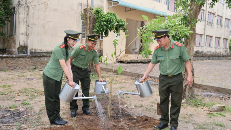 Cán bộ, chiến sĩ công an Cần Thơ trồng cây xanh tại lễ phát động.