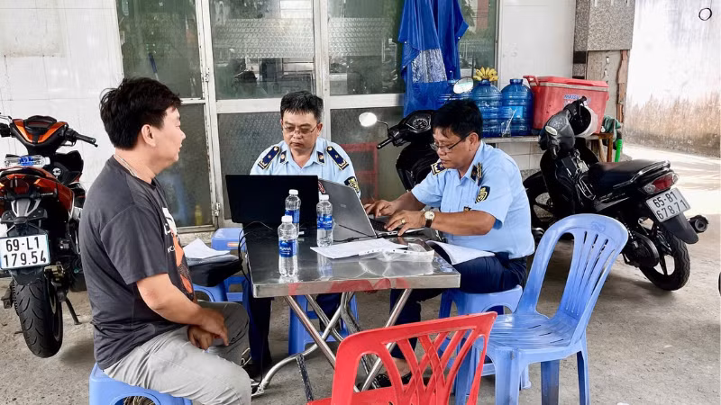 Quản lý thị trường Cần Thơ kiểm tra, xử lý đơn vị kinh doanh xăng dầu trên địa bàn.