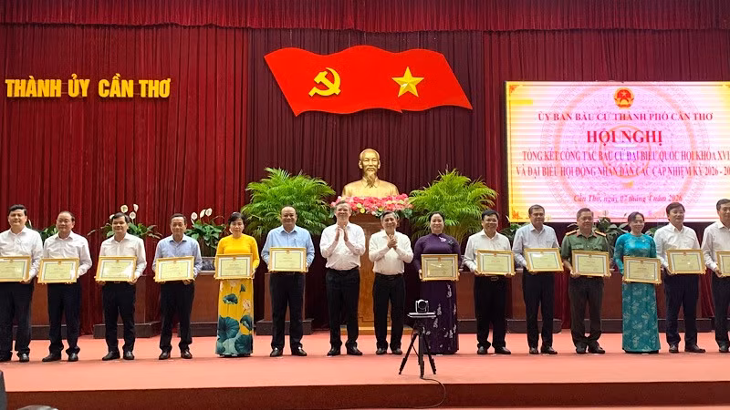 Lãnh đạo Thành ủy Cần Thơ tặng bằng khen cho các cá nhân có nhiều đóng góp trong công tác bầu cử.