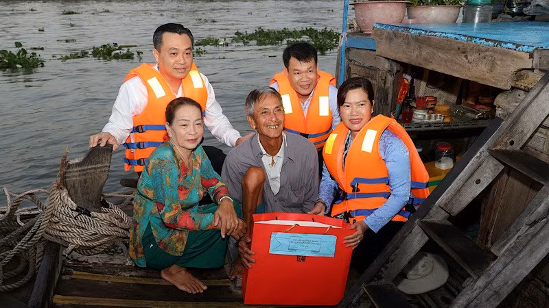 Lãnh đạo thành phố Cần Thơ tặng quà cho thương hồ chợ nổi Cái Răng.