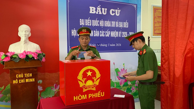 Công an phường An Bình, thành phố Cần Thơ bỏ phiếu bầu cử sáng 14/3.