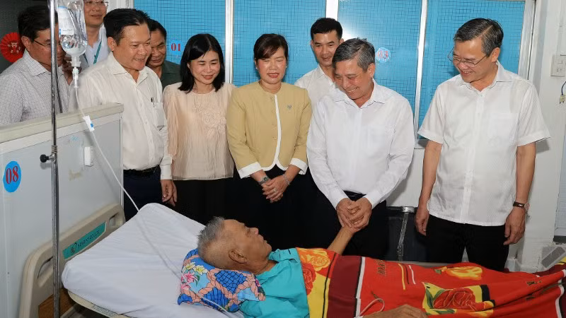 Lãnh đạo thành phố Cần Thơ thăm hỏi, động viên bệnh nhân tại Bệnh viện Ung bướu dịp Tết.