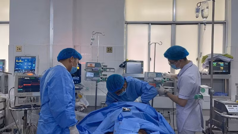 E kíp thực hiện kỹ thuật ECMO cứu sống bệnh nhân.