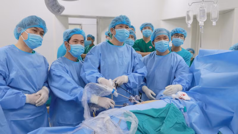 Các y bác sĩ phẫu thuật ghép thận cho bệnh nhân.