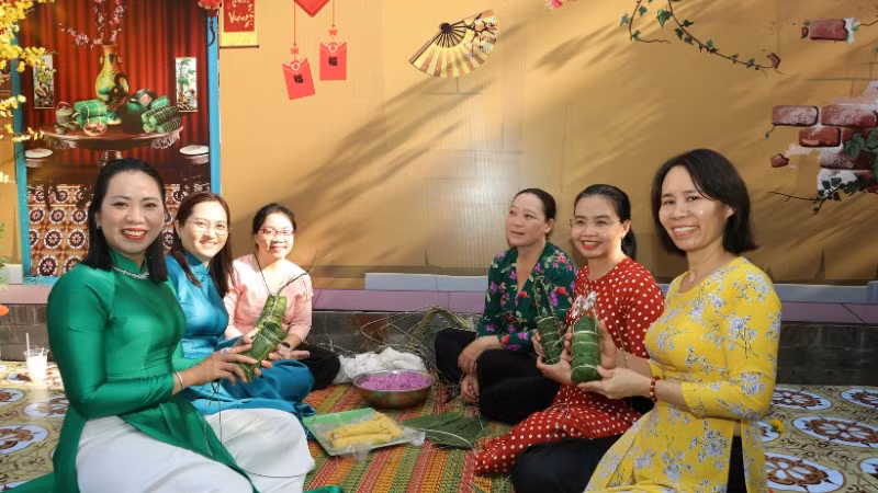 Gói bánh tét ngày Tết tại chương trình.