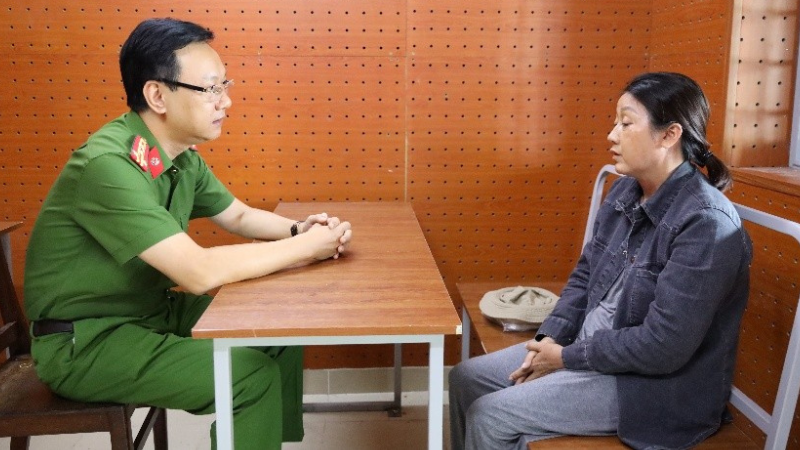 Công an Cần Thơ lấy lời khai đối tượng cầm đầu nhóm cướp giật tài sản.