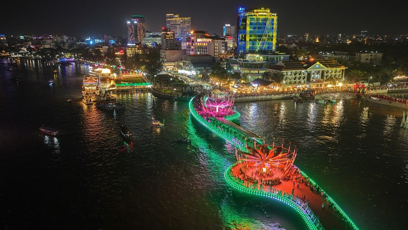 Một góc đô thị sông nước thành phố Cần Thơ về đêm.