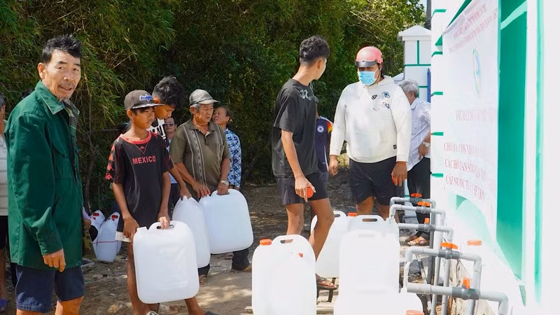 Thành phố Cần Thơ lập các trạm cấp nước tập trung cung cấp nước sinh hoạt cho người dân ở các xã, phường ven biển mùa khô hạn.