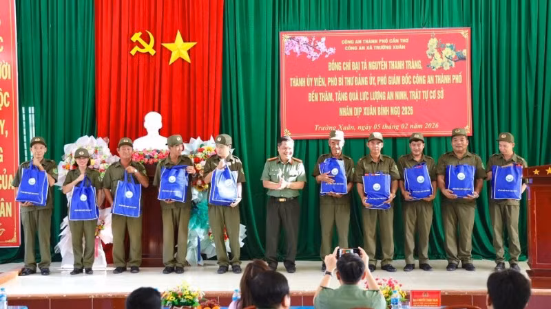 Công an Cần Thơ tặng quà cho lực lượng bảo vệ an ninh trật tự xã Trường Thành.