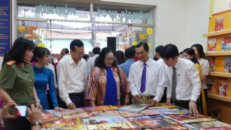 Các đại biểu tham quan tại Hội Báo Xuân Cần Thơ 2026.