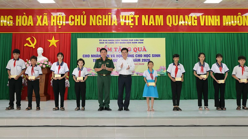 Lãnh đạo Bộ chỉ huy quân sự thành phố Cần Thơ trao học bổng cho các em học sinh phường Hưng Phú.