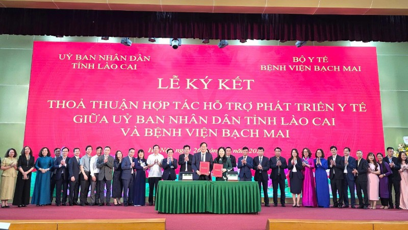 Đồng chí Vũ Thị Hiền Hạnh, Phó Chủ tịch Ủy ban nhân dân tỉnh Lào Cai và PGS, TS Đào Xuân Cơ, Giám đốc Bệnh viện Bạch Mai ký kết thỏa thuận hợp tác.