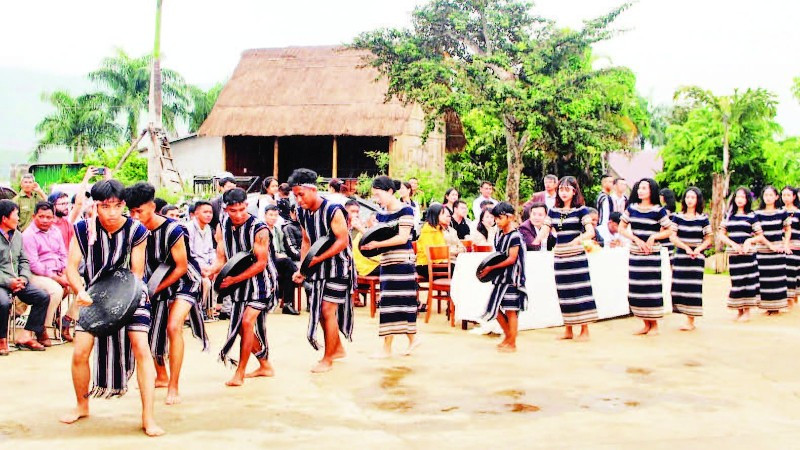 Thanh, thiếu niên người Cơ Ho biểu diễn cồng chiêng, dân vũ phục vụ du khách tại Làng K'Ho Cil.