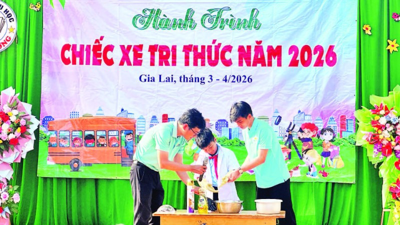 Các em được hướng dẫn thực hiện các kiến thức khoa học mới mẻ.