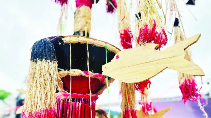 Cây nêu cùng nghệ thuật trang trí độc đáo của người Co tiêu biểu cho nghệ thuật tạo hình dân gian vùng Trường Sơn-Tây Nguyên.