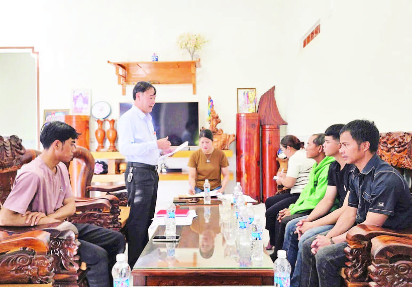 Phó Trưởng ban Xây dựng Đảng xã Đăk Rơ Wa Trần Đình Nghệ phát biểu tại buổi họp chi bộ mở rộng của Chi bộ thôn Kon Rẻ Plơng.