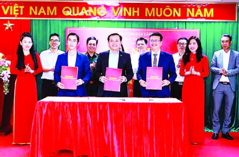 Sở Khoa học và Công nghệ tỉnh Đắk Lắk và các đơn vị ký kết biên bản ghi nhớ. (Ảnh TUẤN HẢI)
