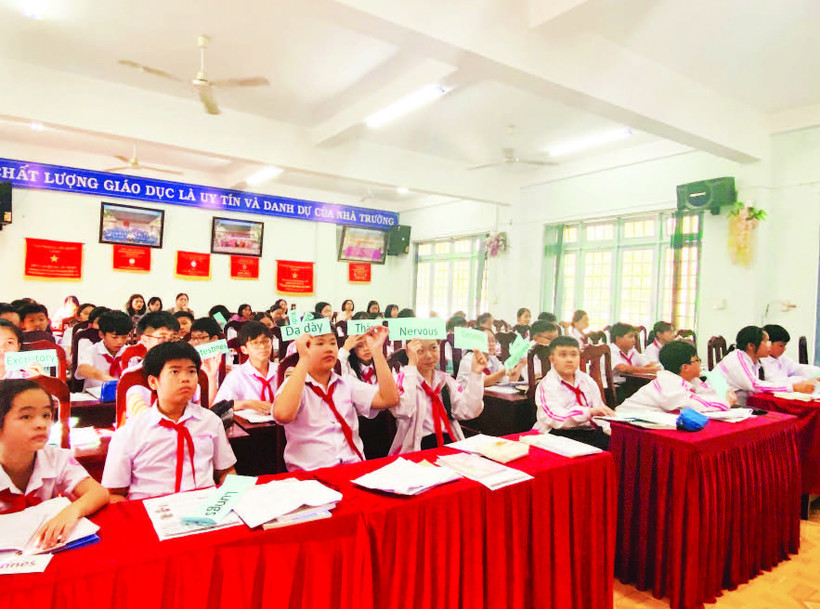 Tiết học Khoa học tự nhiên bằng tiếng Anh kết nối trực tuyến giữa các học sinh Trường THCS THSP Lý Tự Trọng và Trường Quốc tế IEC.