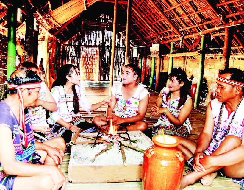Bếp lửa nhà dài-nơi nuôi dưỡng đời sống tinh thần của người Mạ.