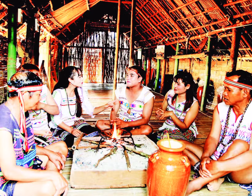 Bếp lửa nhà dài-nơi nuôi dưỡng đời sống tinh thần của người Mạ.