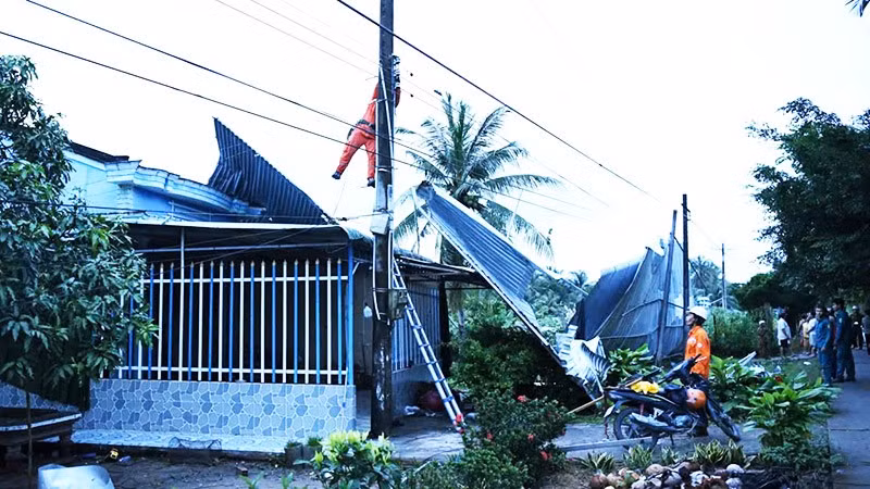 Ngành điện lực đã phục hồi đường dây điện bảo đảm sinh hoạt cho người dân.