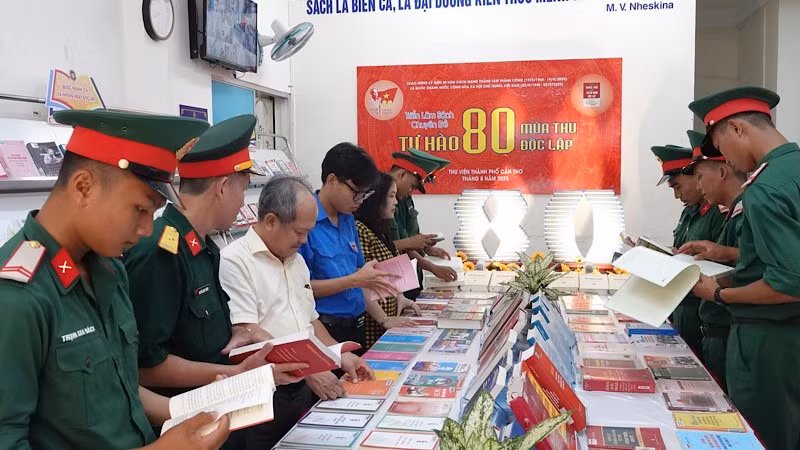 Cán bộ, chiến sĩ tham quan triển lãm sách.